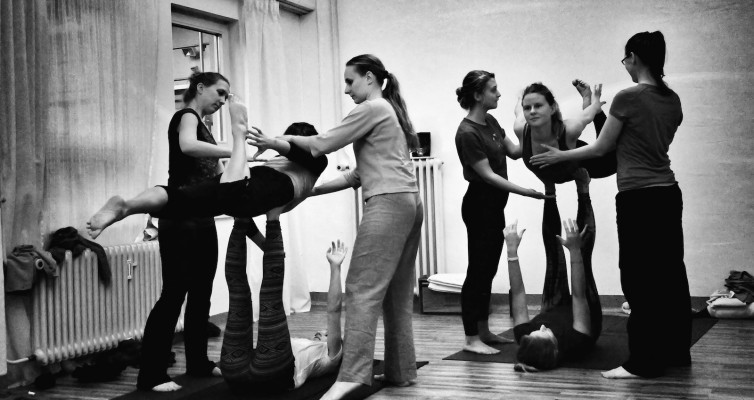 Flying Yoga im Yoga Raum