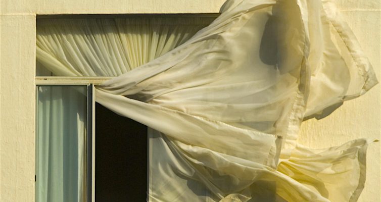 Wind im Vorhang
